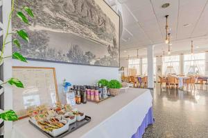 Comida en o cerca de este hotel