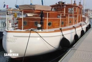 un barco atracado en un muelle en el agua en Yacht KARABOUDJAN, en Saint-Malo