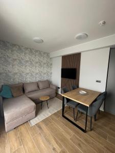 Una televisión o centro de entretenimiento en Boggi Apartman, Kopaonik
