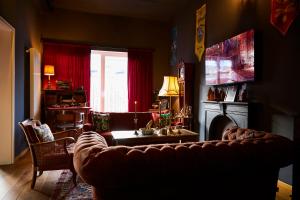 ハンブルクにあるWizard Apartment Hamburg - 3 Schlafzimmer - 156 qm mit Dachterrasse - bis 10 Personen - Dusche & Badewanne - kostenloser Parkplatzのソファとテーブルのあるリビングルーム