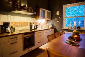 ハンブルクにあるWizard Apartment Hamburg - 3 Schlafzimmer - 156 qm mit Dachterrasse - bis 10 Personen - Dusche & Badewanne - kostenloser Parkplatzの木製のテーブルとダイニングルームのあるキッチン +27枚の写真