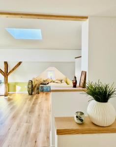 ein Schlafzimmer mit einem Bett und einem Tisch mit einer Pflanze in der Unterkunft Silberberg in Schneeberg