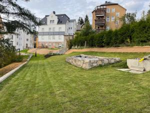 einen Hof mit einem Gebäude und Gras und Gebäuden in der Unterkunft Silberberg in Schneeberg