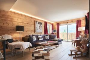 a living room with a couch and a table at FRGK "Chalet de Prestige" in Saint-Étienne-de-Tinée