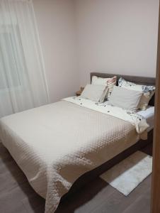 Postel nebo postele na pokoji v ubytování Apartman KVINS + 20 fotografií