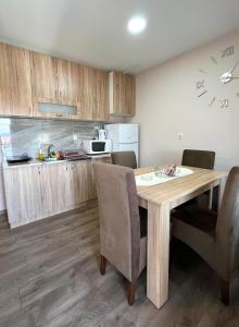 Kuchyň nebo kuchyňský kout v ubytování Apartman KVINS