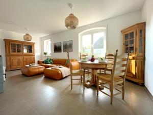 a living room with a table and a couch at "Haus Landgang" für Naturliebhaber, strandnah, ruhig, mit großem Garten in Pepelow