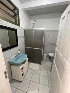 a bathroom with a sink and a toilet at Lindo quarto Quadra Mar in Barra Velha