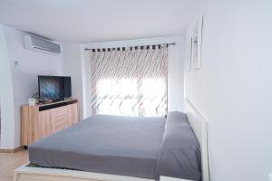 A bed or beds in a room at Apartment Jilguero Sunny Még 11 kép