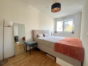 una camera da letto con un letto, una finestra e una sedia di Wohnung mit Garten in 1230 Wien a Vienna