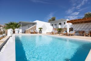 Swimmingpoolen hos eller tæt på Para Principe Tinos + 34 billeder