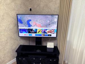 un téléviseur à écran plat posé sur une table dans l'établissement Abay street- Tashkent city center, à Tachkent