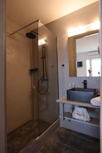 Ένα μπάνιο στο Para Principe Tinos