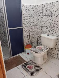 un baño con inodoro y ducha en Home Family, en Prado