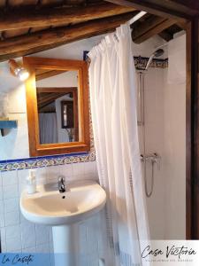 a bathroom with a sink and a shower with a mirror at Conjunto Rural Casa Victoria in Villaluenga del Rosario +51 photos