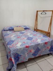 Una cama con una colcha encima en una habitación. en Home Family, en Prado