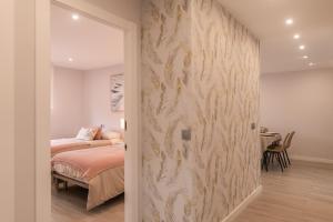 una camera da letto con porta scorrevole che conduce a un letto di Apartamento en Llanes a Llanes