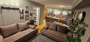 Una sala de estar con dos sofás y una cocina. en S22 rrlux comfy free parking, en Riga