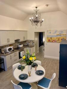 Kuchyň nebo kuchyňský kout v ubytování Charming 1 bed Georgian Apartment in Kildare