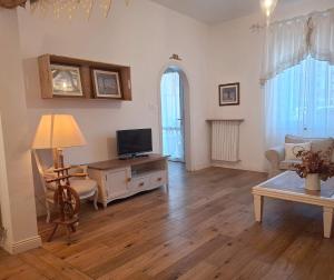 TV a/nebo společenská místnost v ubytování C'era una casa