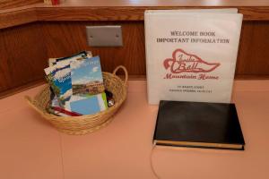 een tafel met een mand en een laptop erop bij Mountain Home with Hot Tub in Pagosa Springs +35 foto's