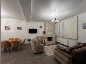 Una televisión o centro de entretenimiento en Sunny Villa 2