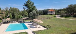 an overhead view of a pool with chairs and a house at Quinta da Adarnela in Lagares da Beira
