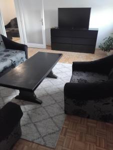 salon ze stołem i dwoma krzesłami w obiekcie Apartman Mery w Sarajewie