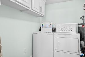 Una cocina o kitchenette en Jade East Towers 0830 by Newman-Dailey