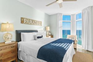 Una cama o camas en una habitación de Jade East Towers 0830 by Newman-Dailey