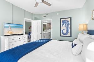 Una cama o camas en una habitación de Jade East Towers 0830 by Newman-Dailey