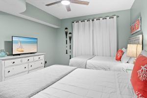 Una cama o camas en una habitación de Jade East Towers 0830 by Newman-Dailey