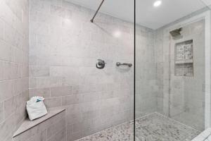 Un baño de Jade East Towers 0830 by Newman-Dailey 21 fotos más