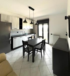 Una cocina con una mesa y sillas en una habitación. en Rudy Apartment, en San Salvo