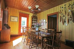 ein Esszimmer mit einem Holztisch und Stühlen in der Unterkunft Fairmount Bed & Breakfast in Basswood