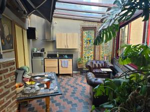 a living room with couches and a table and a kitchen at Living History - Drie Koningen in Antwerp