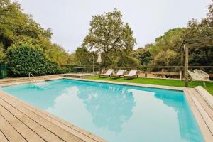 Saint-Jean-Pla-de-Cortsにある5 Bed Villa - Sleeps 10 - Pets - Pool - Parkingの庭園内のスイミングプール(木製デッキ、椅子付)