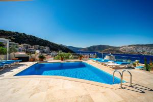 una piscina en la azotea de una casa con vistas en ViLLA SİRİ, en Kas