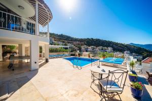 una casa con patio y piscina en ViLLA SİRİ, en Kas