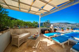 un patio con vistas a la piscina en ViLLA SİRİ, en Kas
