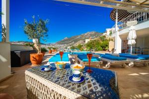 un patio con una mesa con comida. en ViLLA SİRİ, en Kas 73 fotos más