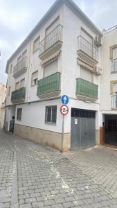 a street sign in front of a building at Apartamento POSEIDÓN in Quesada