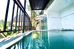 an empty swimming pool in front of a building at Alankara St Clair Retreat Talawakelle in Talawakele