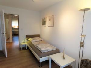 インメンシュタート・アム・ボーデンゼーにあるFerienwohnung Ankerplatz 1のベッドとテーブルのある小さな部屋