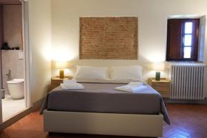 A bed or beds in a room at Podere San Giorgio
