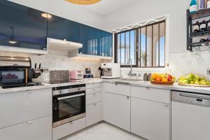 Kuchyň nebo kuchyňský kout v ubytování Ayia Napa Villa Jasmine Sirens Beach Dom na Cyprze