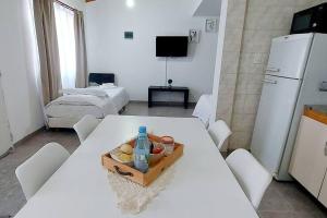 ein Raum mit einem Tisch mit einer Flasche Wasser darauf in der Unterkunft La Fueguina Departamento 4 en Gobernador Gregores in Gobernador Gregores