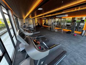 una palestra con una fila di tapis roulant e macchine di Porto Alto Resort a Ipojuca