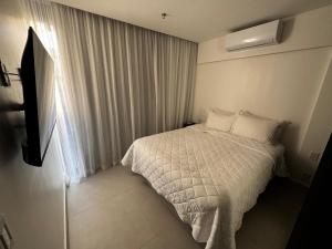 una camera da letto con un letto bianco e una finestra di Porto Alto Resort a Ipojuca Altre 11 foto