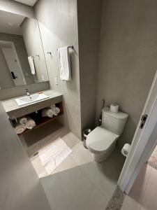 un bagno con un water bianco e un lavandino di Porto Alto Resort a Ipojuca